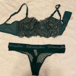 Victoria secrets Hunter green bra with gold wove in the cups size L